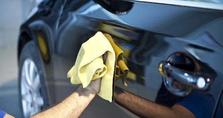 Lavaggio auto a secco (senza acqua): come funziona, vantaggi