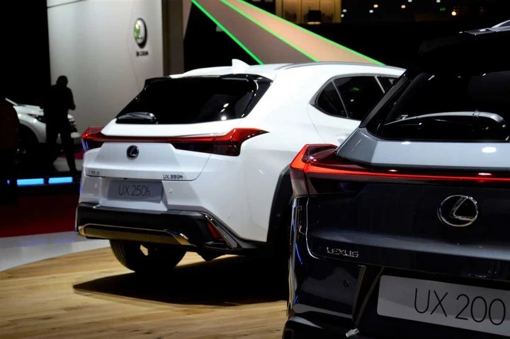 Lexus UX Hybrid al Salone di Parigi 2018