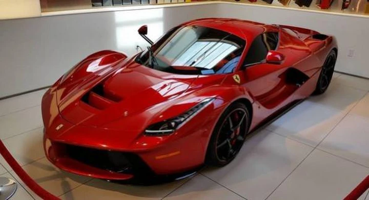 Ecco LaFerrari di Hamilton: è tutta rossa