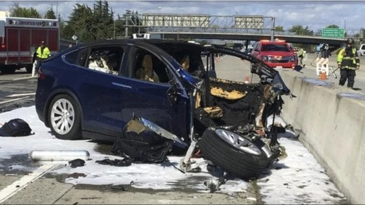 Tesla, incidente mortale per una Model X in California