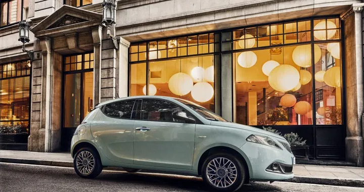 Lancia Ypsilon 2023 restyling: prezzi, motori, novità