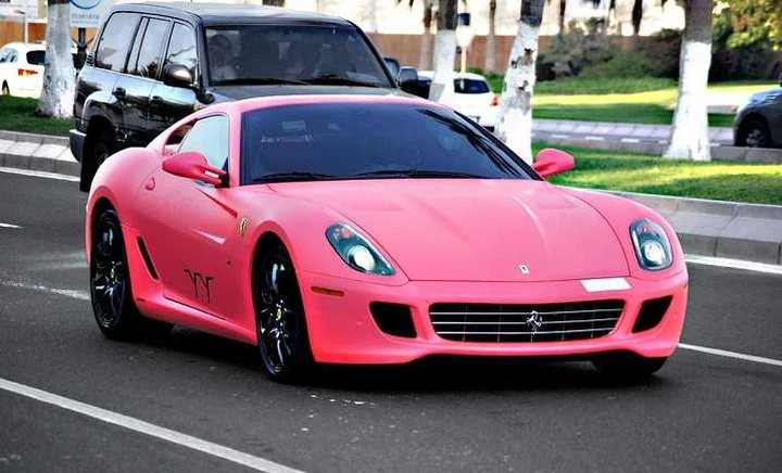Supercar a Dubai: Ferrari e Porsche color rosa
