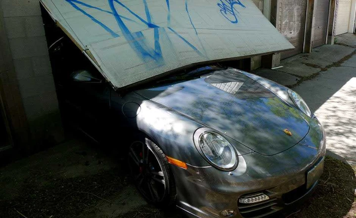 La Porsche 911 (in prova) distrutta... dal figlio