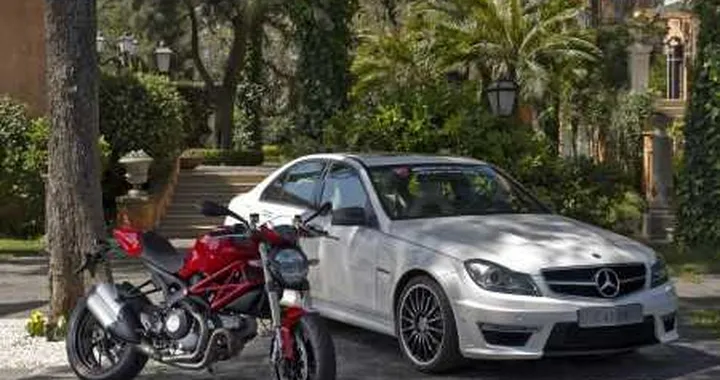 Mercedes C63 AMG e Ducati Monster 1100 EVO