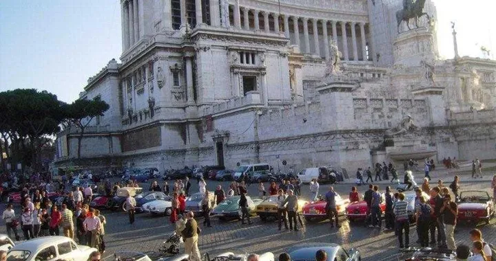 Eva al Volante in auto d'epoca