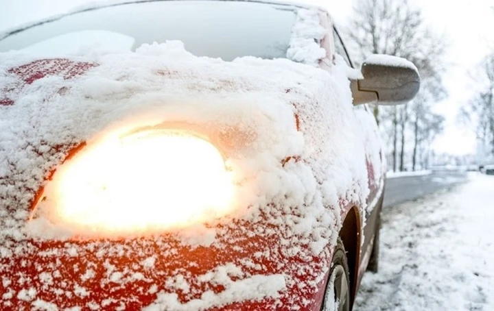 Ghiaccio sui vetri dell'auto: come eliminarlo evitando danni