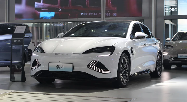 BYD spegne gli entusiasmi: niente batterie a stato solido prima del 2030