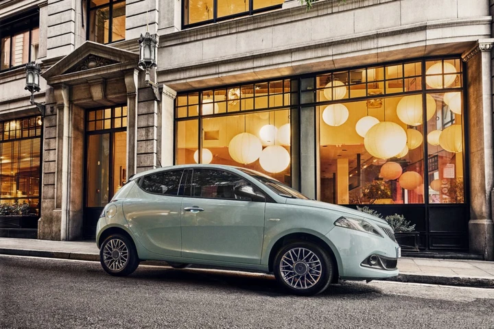 Lancia Ypsilon 2023 restyling: prezzi, motori, novità