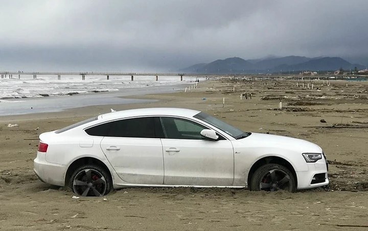 Si avventura sulla spiaggia: auto sprofondata; per tirarla fuori c’è voluto il carro attrezzi