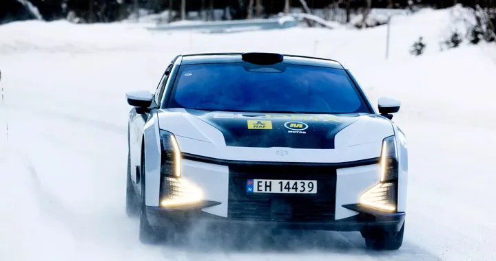 Un'auto elettrica cinese ha battuto Tesla, BMW e Mercedes nei test invernali
