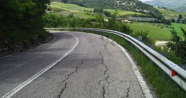 Strade: in Italia la metà è a rischio sicurezza