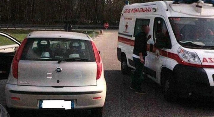 E' contromano, due persone bloccano ambulanza con paziente grave