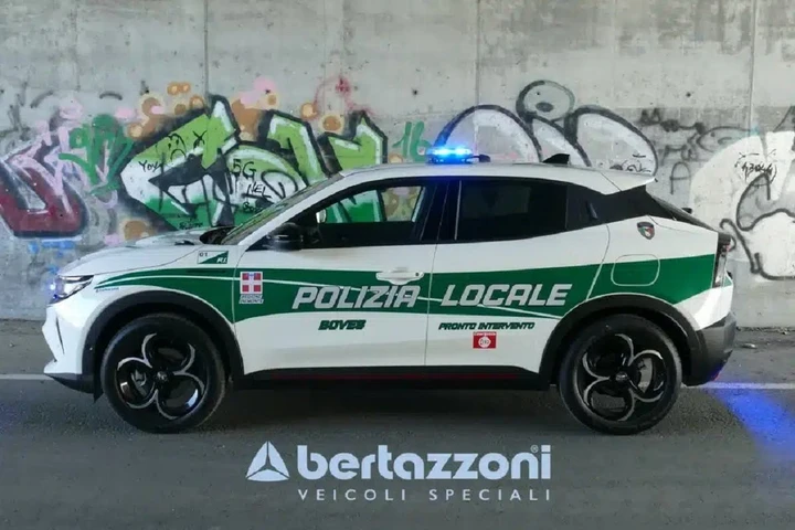 Alfa Romeo Junior: bande bianco-verdi, eccola con la divisa della polizia locale