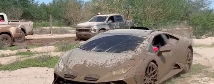 La Lamborghini Huracan Sterrato affronta l'acqua e il fango del Messico