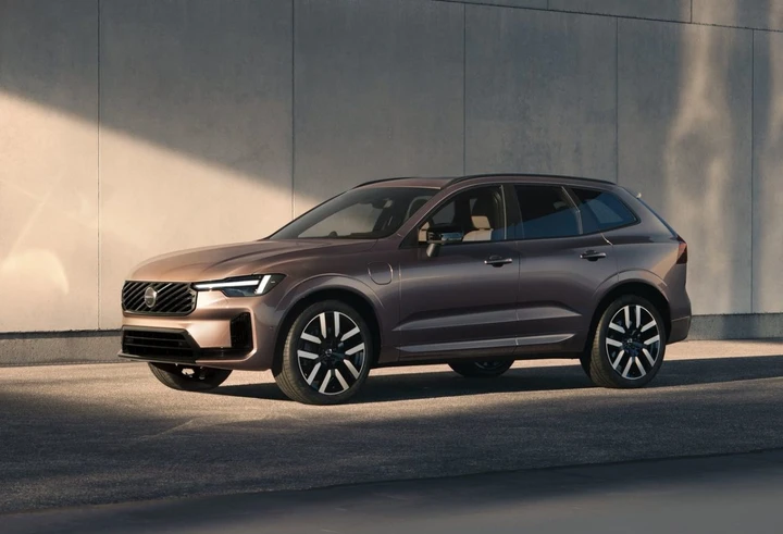 Volvo XC60: più autonomia per le plug-in con il nuovo restyling
