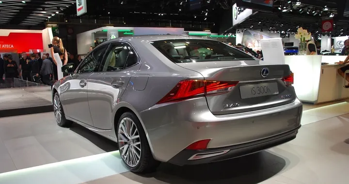 Lexus IS restyling: svelata a Parigi 2016