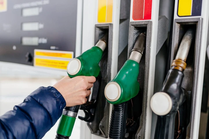 Truffe ai distributori di carburante, attenti a quella dei 5 euro: come proteggersi
