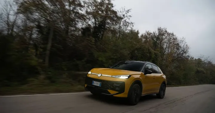 Più spazio e motori ibridi: la nuova T-Roc sfida le grandi
