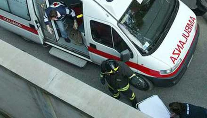 Auto blocca ambulanza. I portantini la spostano a braccia