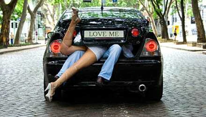 In rete mentre fanno sesso in auto. Denuncia