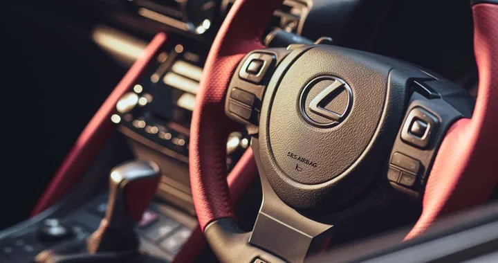 Lexus prepara un’auto mai vista prima: il futuro ha sei ruote