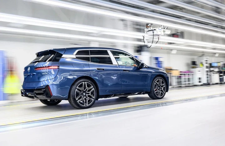 BMW iX il restyling del SUV elettrico: cosa porta di nuovo