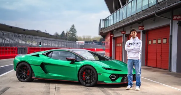Francesco Bagnaia prova in pista la Lamborghini Temerario