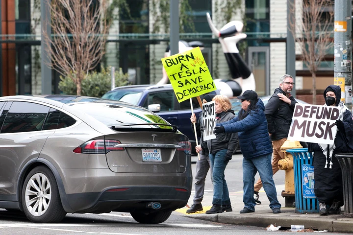 Proteste contro Tesla ed Elon Musk: ondata di negatività senza precedenti