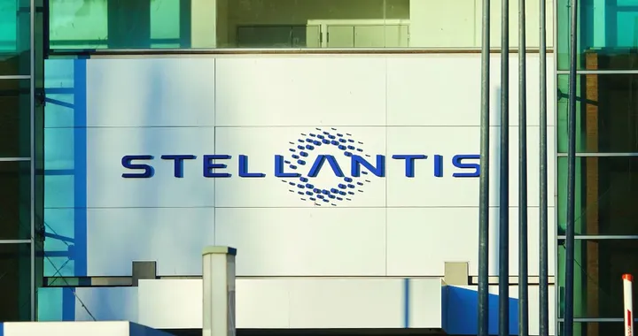 Stellantis abbandona l’idrogeno: focus su elettrico e ibrido, a rischio il futuro di Symbio