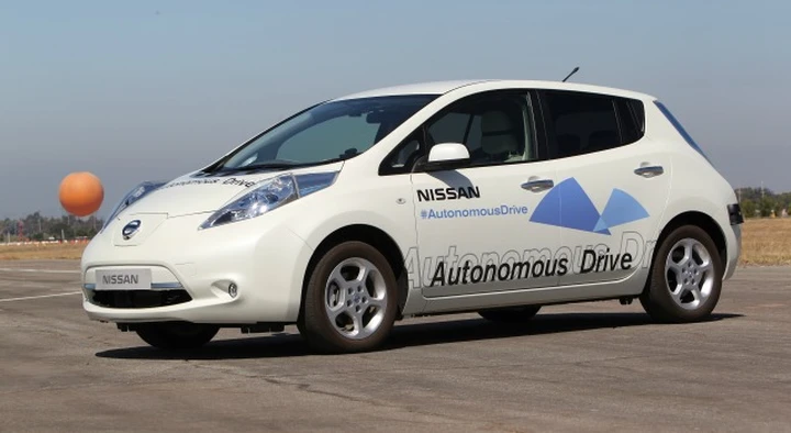 Nissan Leaf autonoma in prova sull'autostrada