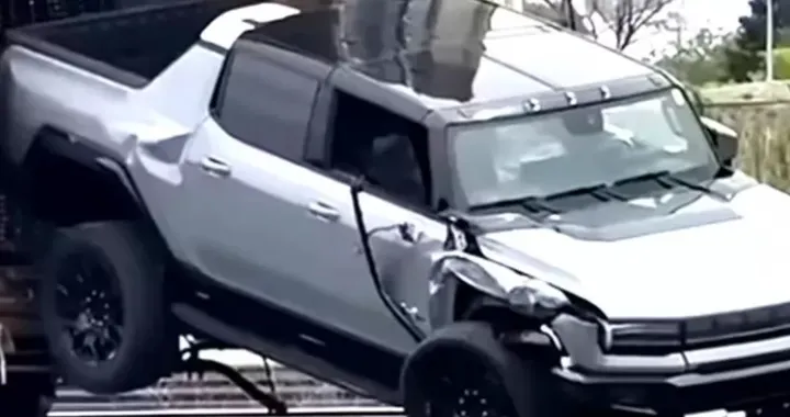 Furto rocambolesco di Hummer elettrici fallisce sui binari