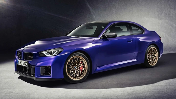 BMW M2 CS: fibra di carbonio, 523 CV e anima da pista
