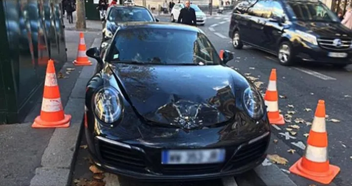Parigi, Porsche parcheggiata male: gli artificieri la fanno saltare in aria