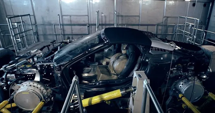 Bmw i8 Roadster: il video teaser