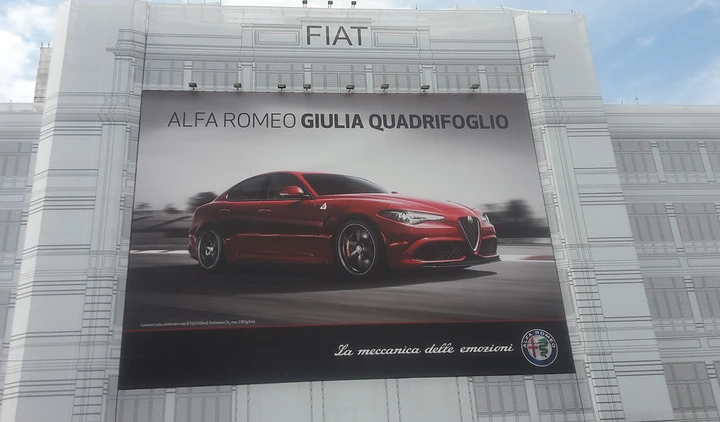 Alfa Romeo Giulia, protagonista sulla facciata del Lingotto