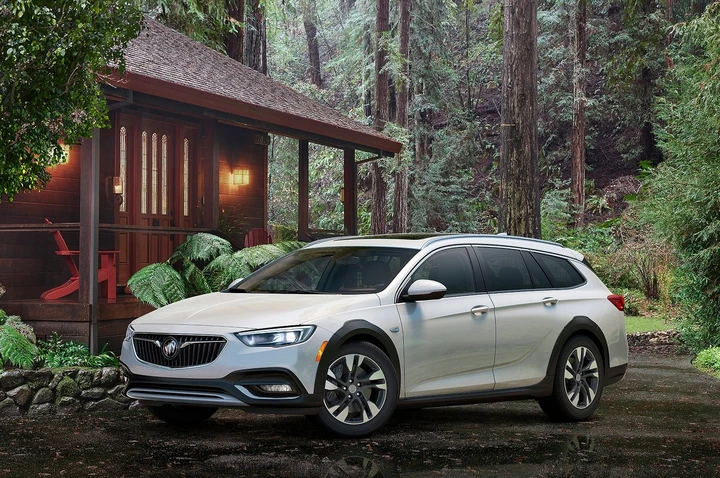Buick Regal TourX: le immagini ufficiali
