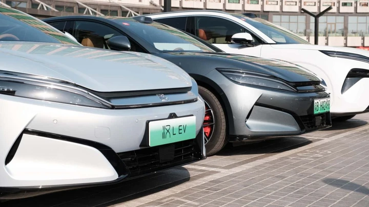 Corsa al ribasso e sovrapproduzione: la Cina rischia la crisi dell’auto elettrica