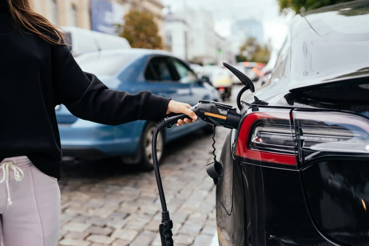 Qual è il costo medio della ricarica di un'auto elettrica in Italia: i prezzi