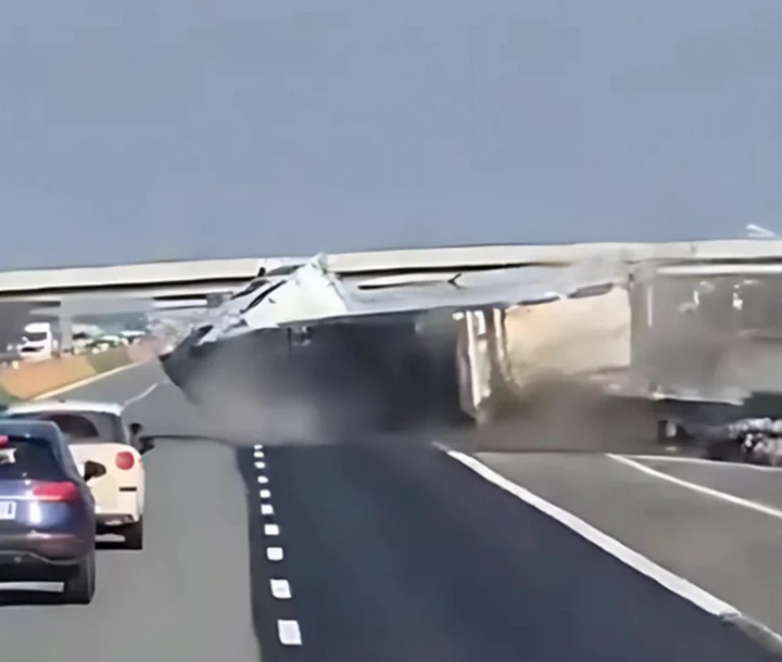 Panico sull'autostrada A4, camion si rovescia: paura sulla Torino - Milano [VIDEO]