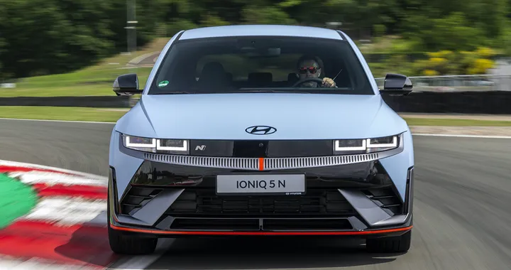 5 motivi per scegliere un’auto elettrica sportiva: il futuro delle alte prestazioni