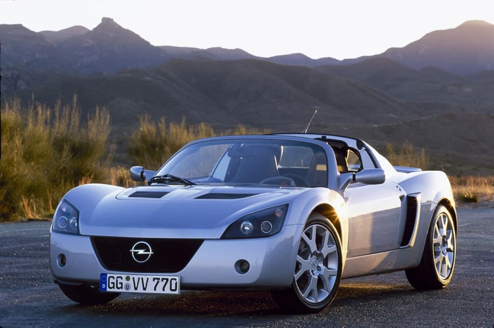Opel Speedster 2001-2006: la storia nelle immagini