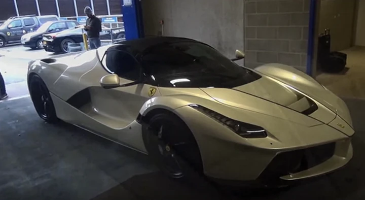 Gordon Ramsay a spasso per Londra con la sua Ferrari