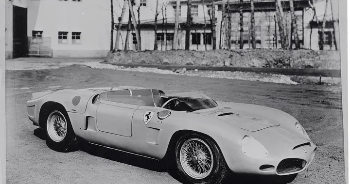 Ferrari 246 SP: auto da corsa coi buoi dietro il carro
