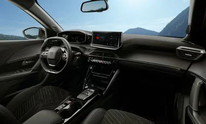 Peugeot cambia gli interni: maxi schermi, ChatGPT e comfort evoluto