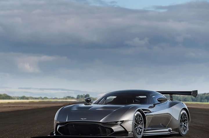 Aston Martin Vuulcan: immagini con il bombardiere Avro Vulcan
