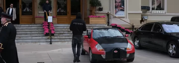 Una Ka trasformata in Bugatti parcheggiata al Casinò di Monte Carlo: la provocazione