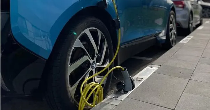 La rivoluzione silenziosa della ricarica direttamente dal marciapiede