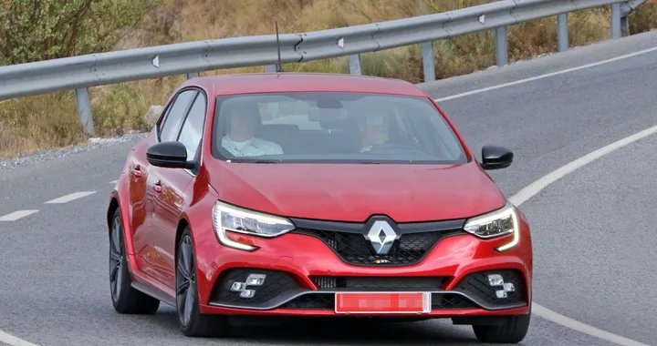 Renault Megane RS facelift: le foto spia