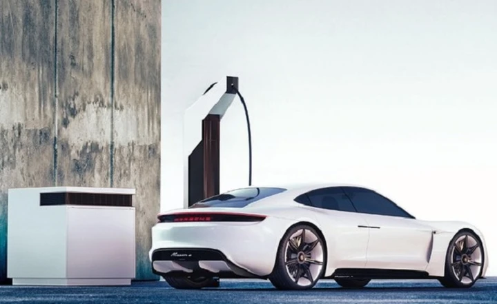 Auto elettrica: se Porsche Taycan promette 100 km per 4 minuti di ricarica…