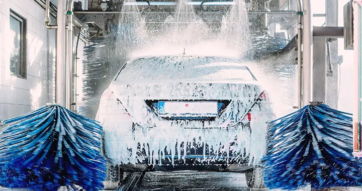 Meglio lavare l'auto a mano o con le spazzole dell'autolavaggio?
